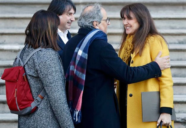 La presidenta suspendida del Parlament, Laura Borràs, saluda al expresidente de la Generalitat Quim Torra a su llegada al Tribunal Superior de Justicia de Cataluña. EFE / Andreu Dalmau