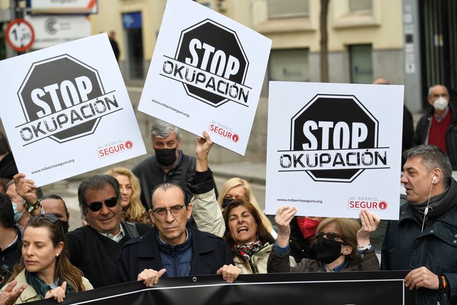 arias personas, con pancartas que rezan 'Stop Okupación'. / Alerta
