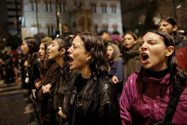 Jóvenes gritan consignas durante una marcha de protesta en Atenas este jueves por el mortal accidente de tren en el centro de Grecia. EFE/EPA/KOSTAS TSIRONIS
