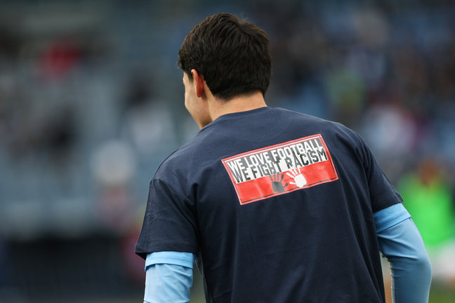 Jugador del Lazio porta una camiseta condenando el racismo. / Federico Proietti