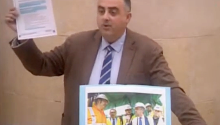 El diputado regional del PP, Roberto Media, mostrando una imagen de Miguel Ángel Revilla en la mina. / ALERTA