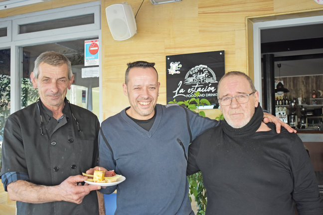 El camarero, a su (d); Javier Guiribitey, en el centro; y el corazón de la cocina (i). / s. díaz