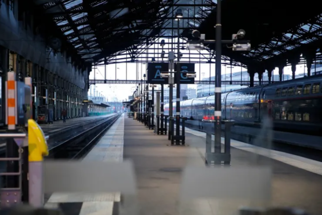 La estación Gare de Lyon en medio de una interrupción en los servicios de trenes durante una huelga en Francia. EFE/EPA/Teresa Suárez/Archivo