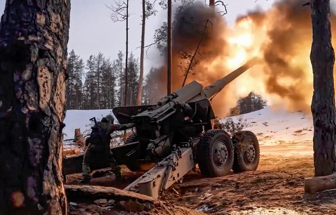 Una imagen tomada de un video publicado el 4 de marzo de 2023 por el servicio de prensa del Ministerio de Defensa de Rusia muestra un cañón dispara un lugar no revelado en la región de Zaporiyia, en Ucrania. / EFE