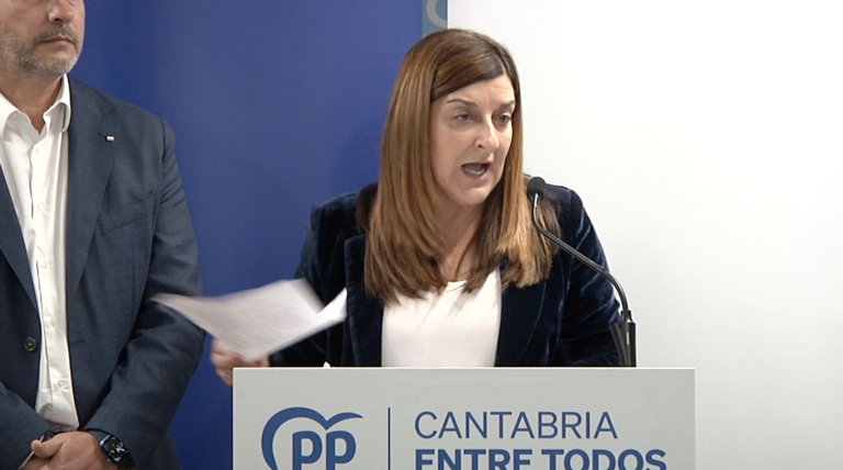 La presidenta del Partido Popular, María José Sáenz de Buruaga hoy en rueda de prensa. / ALERTA