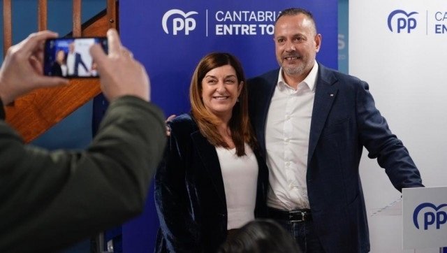 La presidenta del Partido Popular, María José Sáenz de Buruaga, con el candidato de Astillero, José Antonio García. / Nacho Cubero