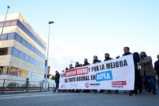 Trabajadores de la empresa Aspla sostienen pancartas durante una manifestación. / Alerta
