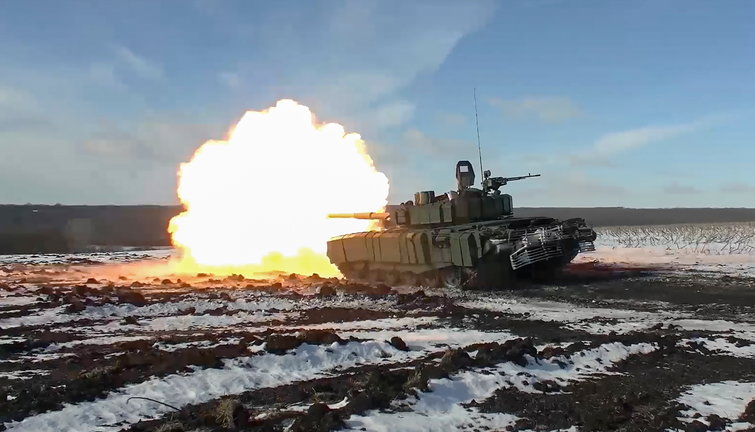 Una imagen tomada de un video publicado este 7 de marzo muestra un tanque de batalla ruso T-90 disparando contra un lugar no revelado en la región de Donetsk, en Ucrania. EFE