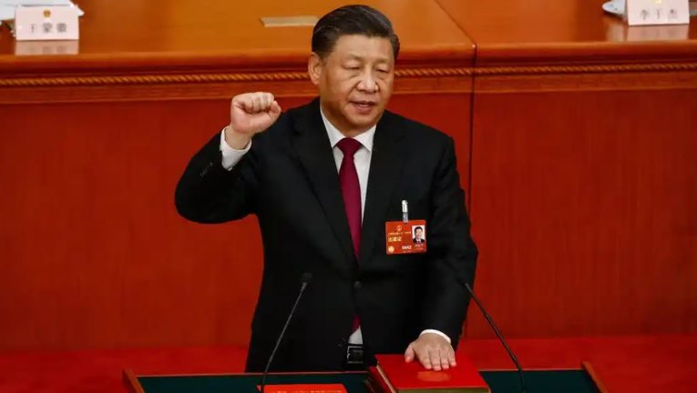 El presidente chino, Xi Jinping, jurando durante la Tercera Sesión Plenaria de la Asamblea Popular Nacional. Efe