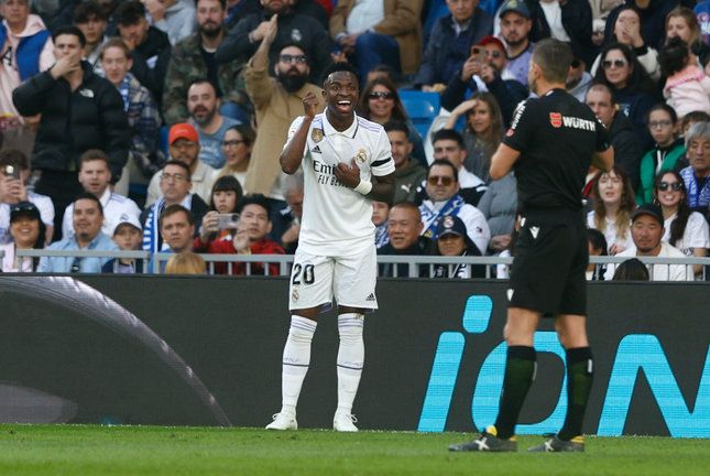 El delantero brasileño del Real Madrid, Vinicius Jr (c) se queja al árbitro durante el partido de LaLiga entre Real Madrid y RCD Espanyol disputado en el Santiago Bernabéu en Madrid. / Rodrigo Jiménez