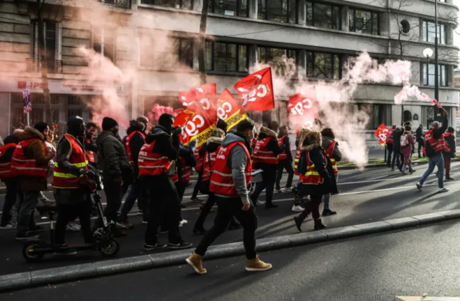 Manifestantes el pasado jueves una protesta contra el plan del Gobierno de reformar el sistema de pensiones en Francia. / Mohammed Badra