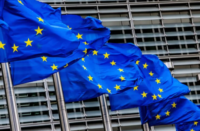 Banderas de la Unión Europea ante la sede de la Comisión Europea en Bruselas en una imagen de archivo. / Stephanie Lecocq