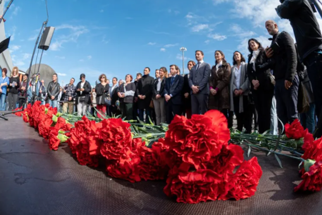 El alcalde de Madrid, José Luis Martínez Almeida (c) y la ministra de Industria y Comercio, Reyes Maroto (c-d) asisten al acto de aniversario del 11-M en el monumento a las víctimas de Atocha en Madrid. / Fernando Villar