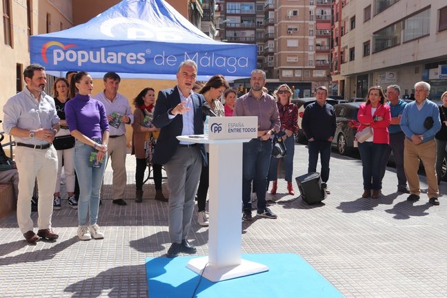 El coordinador general del PP, Elías Bendodo, en la visita a una carpa del PP en Málaga. / Alerta