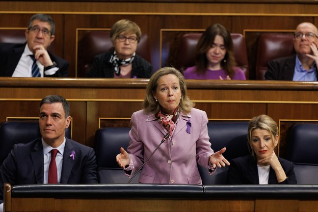 Pedro Sánchez, Nadia Calviño y Yolanda Díaz en el Congreso. E.P. / Eduardo Parra