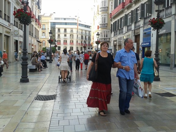 Personas pasean por la calle Larios. E.P. / Ángela R. Bonachera