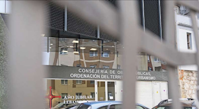 La fachada de la Consejería de Obras Públicas, Ordenación del Territorio y Urbanismo de Cantabria. / Juan Manuel Serrano Arce