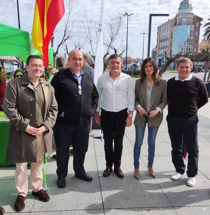 El concejal de Santander, Guillermo Pérez Cosio, junto a otros miembros de Vox, en el Sardinero. / Alerta