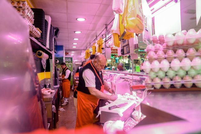 Un pollero realiza sus últimas ventas en una tienda de comestibles. EP / Ricardo Rubio