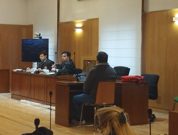 El acusado, de espaldas, en la primera jornada del juicio por tentativa de asesinato iniciado en la Audiencia de Valladolid. EP