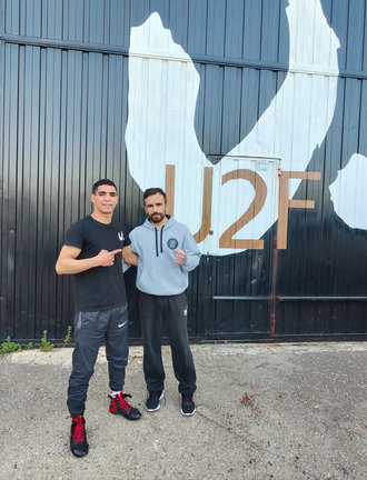 El boxeador Mohammed Zouaki, junto con su entrenador Cristian Torre. / AC