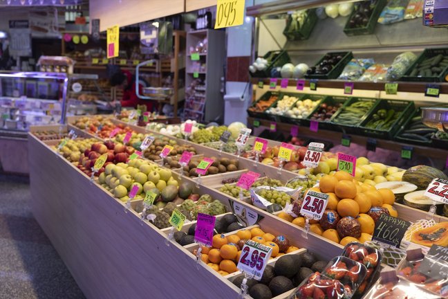 Un puesto de frutas en un mercado. EP / Eduardo Parra