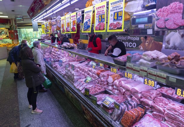 Varias personas compran en una carnicería en un mercado. EP / Eduardo Parra