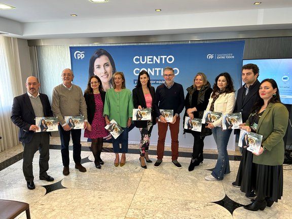 La alcaldesa de Santander y candidata del PP a la Alcaldía, Gema Igual, presenta la revista sobre su gestión en esta legislatura, acompañada de los concejales. / Alerta