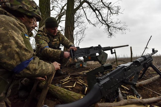 Militares ucranianos recargan una ametralladora M2 en una posición de primera línea de batalla. EFE / OLEG PETRASYUK