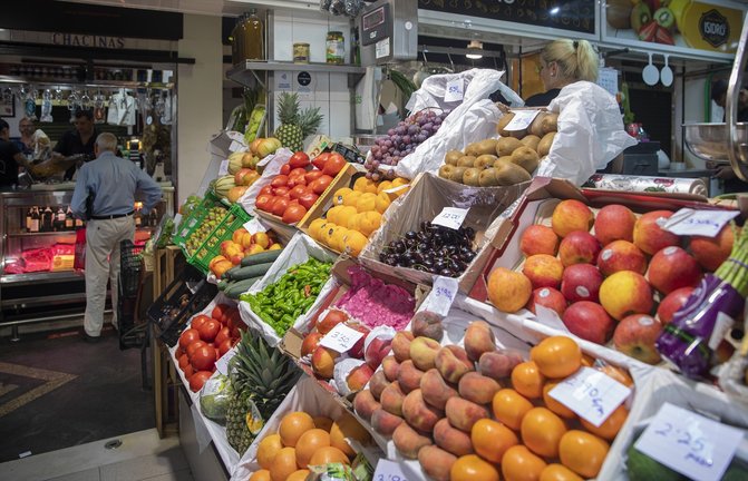 Un puesto de frutas y verduras de un mercado de abastos. EP / María José López