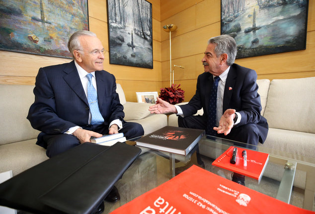El presidente de la Fundación 'la Caixa', Isidro Fainé, junto al presidente de Cantabria, Miguel Ángel Revilla. / ALERTA