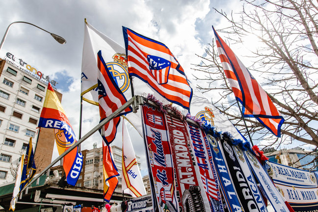 Un puesto de banderines de equipos de fútbol en las inmediaciones del estadio Santiago Bernabéu. /  Carlos Luján