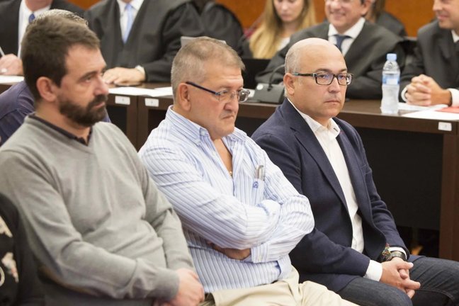 Alfredo de Miguel (d), Aitor Telleria (c) y Koldo Otxandiano (i) en el juicio. EFE/David Aguilar.