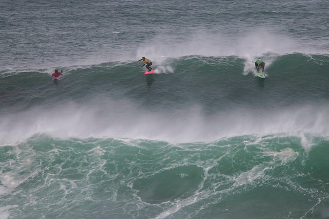 SANTANDER, 23/03/2023.- Surfistas participan en la competición de surf La Vaca Gigante, este jueves en los acantilados de La Cantera de Cueto, en Santander. EFE/Pedro Puente Hoyos

