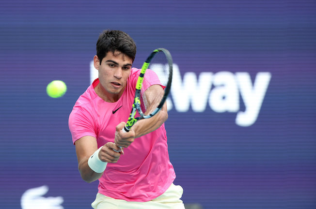 24 March 2023, US, Miami Gardens: Spanish tennis player Carlos Alcaraz in action against Argentina's Facundo Bagnis during their men's singles round of 64 tennis match of the Miami Open at Hard Rock Stadium. Photo: -/SMG via ZUMA Press Wire/dpa
24/3/2023 ONLY FOR USE IN SPAIN