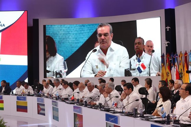 El presidente de la República Dominicana, Luis Abinader (pantallas), habla durante la sesión plenaria de la XXVIII Cumbre Iberoamericana de Jefes de Estado y de Gobierno. EFE / Orlando Barría