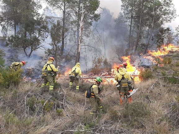 Una veintena de bomberos murcianos trabajan en el incendio forestal que desde el jueves afecta al interior de la provincia de Castellón sigue sin estar controlado. EFE