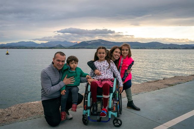A sus ocho años, Lucía Navarro, más conocida como SuperLu, se ha convertido en una celebridad por contar a través de su cuenta de Instagram (@SuperLu_6) su día a día en una silla de ruedas, sirviendo como ejemplo y luchando para mejorar las condiciones de vida de las personas con discapacidad. ". EFE/Román G. Aguilera