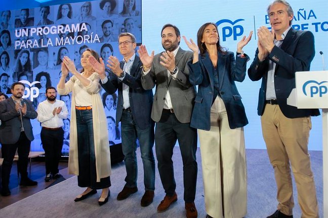 El presidente del Partido Popular, Alberto Nuñez Feijóo, saluda a simpatizantes de su partido en un acto en Guadalajara. EP / Rafael Martín