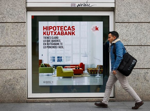Un cartel de un banco en Bilbao anuncia préstamos para la compra de vivienda. EFE / Luis Tejido