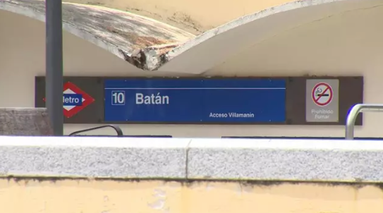 Cartel de la parada de metro de Batán. / EP