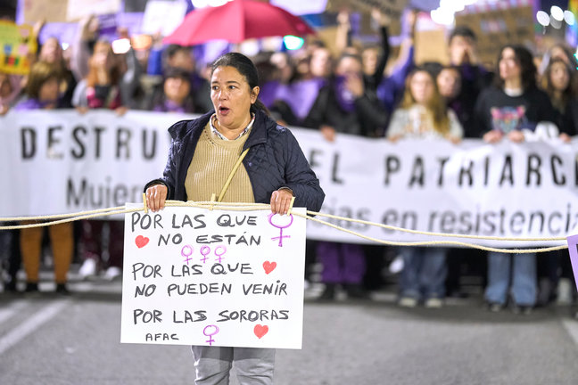 Una mujer protesta con un cartel durante una manifestación convocada por la Comisión 8 de Marzo.