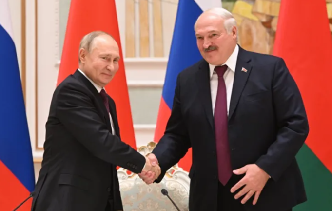 Putin y Lukashenko en Minsk. EFE/PAVEL BEDNYAKOV