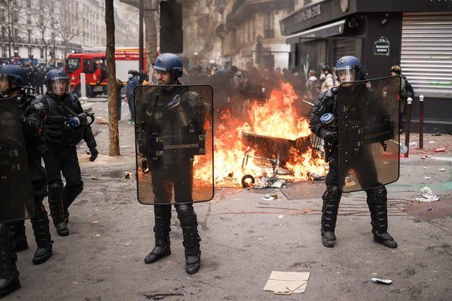 La policía antidisturbios francesa asegura su posición durante una manifestación contra la reforma de las pensiones del gobierno en París, Francia, el 28 de marzo de 2023. EFE/EPA/YOAN VALAT