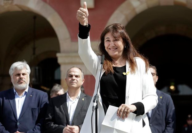La presidenta suspendida del Parlament de Cataluña, Laura Borràs, durante su intervención frente al edificio del Parlament. / Quique Garcia