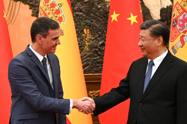 El presidente del Gobierno español, Pedro Sánchez, y el presidente chino, Xi Jinping, se dan la mano durante su reunión este viernes en el Gran Palacio de Pekín. EFE/ Moncloa/ Borja Puig De La
