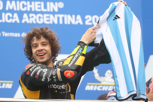 El italiano Marco Bezzecchi de Mooney VR46 Racing celebra al ganar el Gran Premio de la República Argentina en el Circuito de Termas de Río Hondo (Argentina). / Juan Ignacio Roncoroni