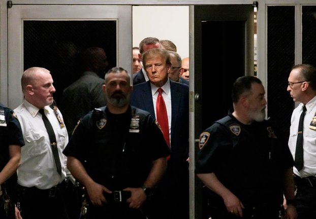 El expresidente de EE.UU. Donald J. Trump (c) llega al tribunal neoyorquino de Manhattan, este 4 de abril de 2023, para la lectura de cargos por el juez Juan Merchan. EFE/Justin Lane