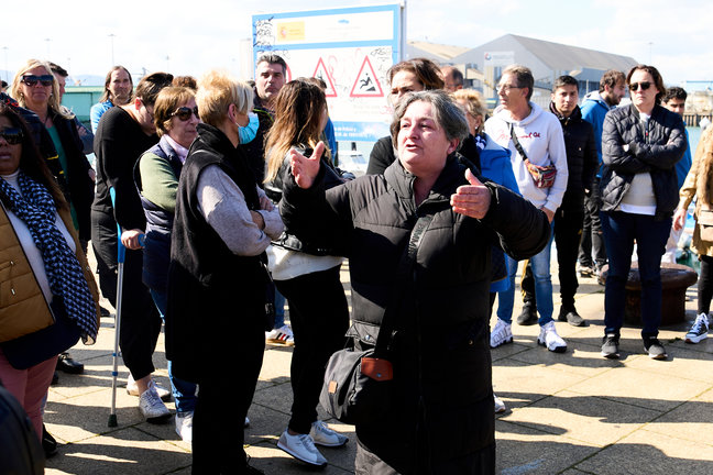 La familiar de uno de los fallecidos protesta durante un minuto de silencio por las víctimas del naufragio del Vilaboa Uno. / Juan Manuel Serrano