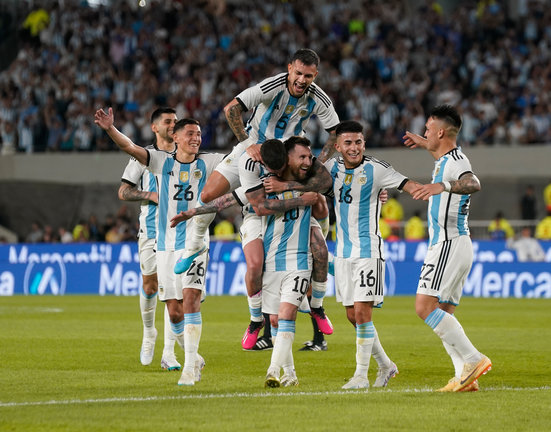 Lionel Messi celebra un gol con sus compañeros en la selección argentina, en un amistoso ante Panamá. / Gustavo Ortiz